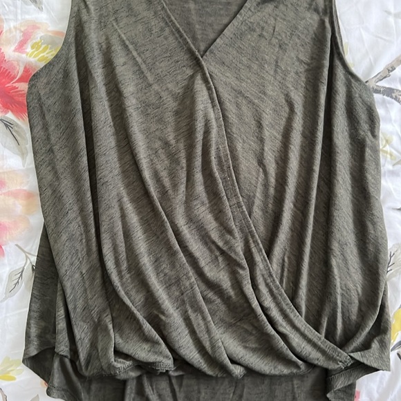 V-Neck tank top - Picture 3 of 3